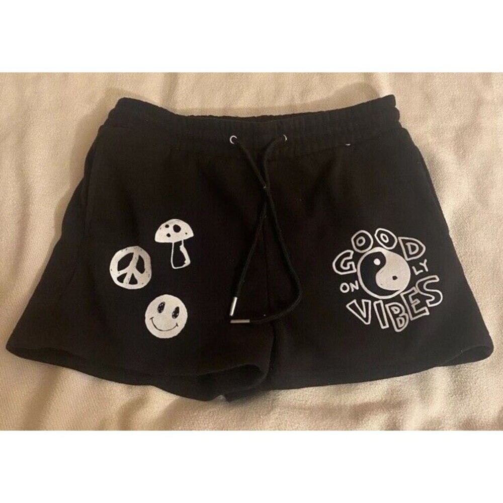 Love Streak Good Vibes Mushroom Peace Sign Graphic Black Shorts Women’s Size L